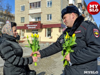 Сотрудники ГИБДД и полицейские поздравляли тулячек цветами и подарками, Фото: 23