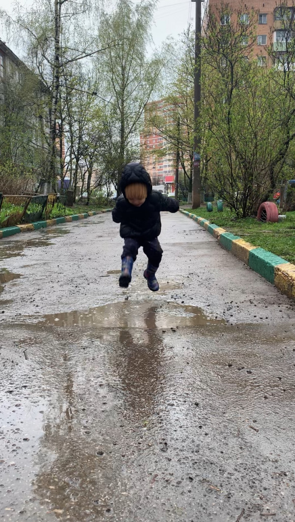 Лужи, лужи на дорожке!
Обувай скорей сапожки.