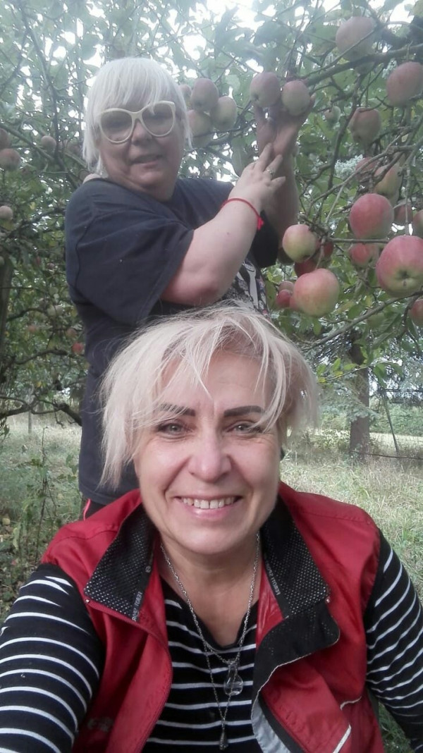 Я (на втором плане) и сестра Женька (Ewgenia Albrecht) собираем яблоки в её саду. 2018 год, г. Remagen (Германия). 