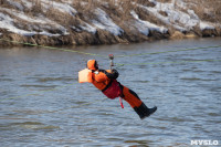В Туле на Упе спасатели эвакуировали пострадавшего из упавшего в реку автомобиля, Фото: 24