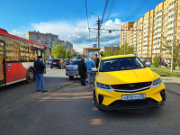 На проспекте Ленина такси столкнулось с «Грантой», Фото: 4