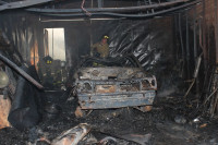Пять пожарных расчетов тушили гараж в Туле, Фото: 3
