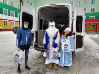 Волонтеры начали доставку новогодних подарков для детей сотрудников медицинских учреждений, Фото: 3
