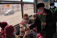 В Туле сотрудники ГИБДД дарили женщинам цветы и поздравляли с 8 марта, Фото: 15