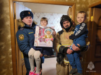 Пожарные исполнили новогодние мечты детей из дома ребенка, Фото: 3