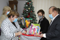 Депутаты Тульской облдумы подарили пациентам областной детской больницы новогодние подарки, Фото: 11