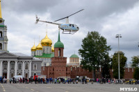 Толпа туляков взяла в кольцо прилетевшего на вертолете Леонида Якубовича, чтобы получить мороженное, Фото: 27