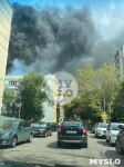 В центре Красноармейского проспекта в Туле загорелась крыша многоэтажки, Фото: 2