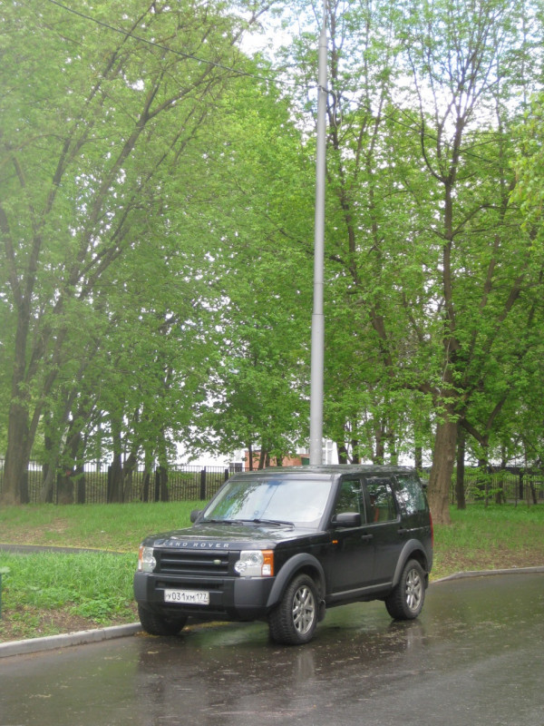 Снято на одной из московских улиц 30 апреля 2025 года. Автомобиль Land Rover