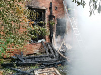 На улице Каминского в Туле загорелся старинный дом: улица перекрыта, Фото: 17