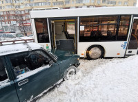 На Зеленстрое из-за ДТП с автобусом и легковушкой встали трамваи, Фото: 3