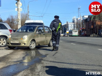 Сотрудники ГИБДД и полицейские поздравляли тулячек цветами и подарками, Фото: 34