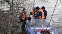 В Тульской области сотрудники МЧС переправляют людей через затопленные мосты на моторных лодках, Фото: 13
