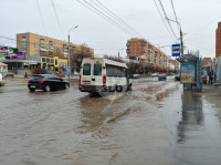 Перекресток Красноармейского проспекта и ул. Лейтейзена затопило водой, Фото: 11