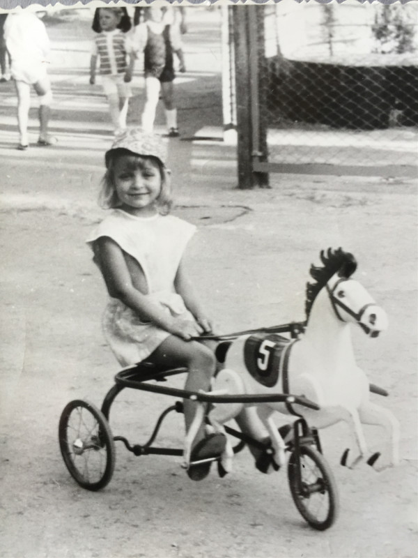 А у меня в детстве была лошадь)))))