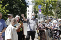 В Туле пенсионеры толпятся в огромной очереди на продление проездных, Фото: 19