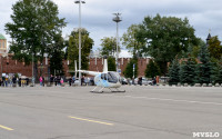 Толпа туляков взяла в кольцо прилетевшего на вертолете Леонида Якубовича, чтобы получить мороженное, Фото: 28