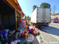 В Туле грузовик после ДТП у кладбища снес витрину с венками, Фото: 3
