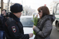Полицейские поздравили автоледи с 8 Марта, Фото: 3