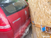 В Туле из «Газели» на припаркованную легковушку выпал груз, Фото: 3