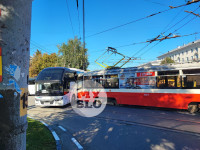 На проспекте Ленина возле автовокзала столкнулись трамвай и автобус, Фото: 1