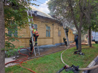 На пересечении улиц Гоголевская и Свободы загорелся жилой дом на 4 семьи, Фото: 3