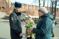 Сотрудники ГИБДД поздравили тулячек с 8 марта букетами тюльпанов, Фото: 13