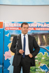 Дмитрий Медведев вручает медали выпускникам школ города Алексина, Фото: 2