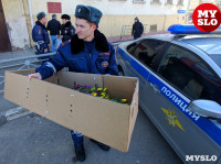Сотрудники ГИБДД и полицейские поздравляли тулячек цветами и подарками, Фото: 2