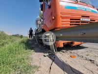 На Калужском шоссе из-за отказавших тормозов бетономешалка врезалась в легковушку, Фото: 3
