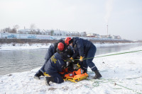 Провалившийся под лед школьник и терпящий бедствие рыбак: спасатели провели учения на Упе в Туле, Фото: 14