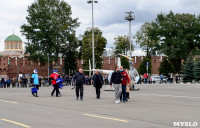 Толпа туляков взяла в кольцо прилетевшего на вертолете Леонида Якубовича, чтобы получить мороженное, Фото: 31