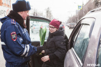 Сотрудники ГИБДД дарили тулячкам тюльпаны, Фото: 28