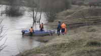 В Тульской области сотрудники МЧС переправляют людей через затопленные мосты на моторных лодках, Фото: 7